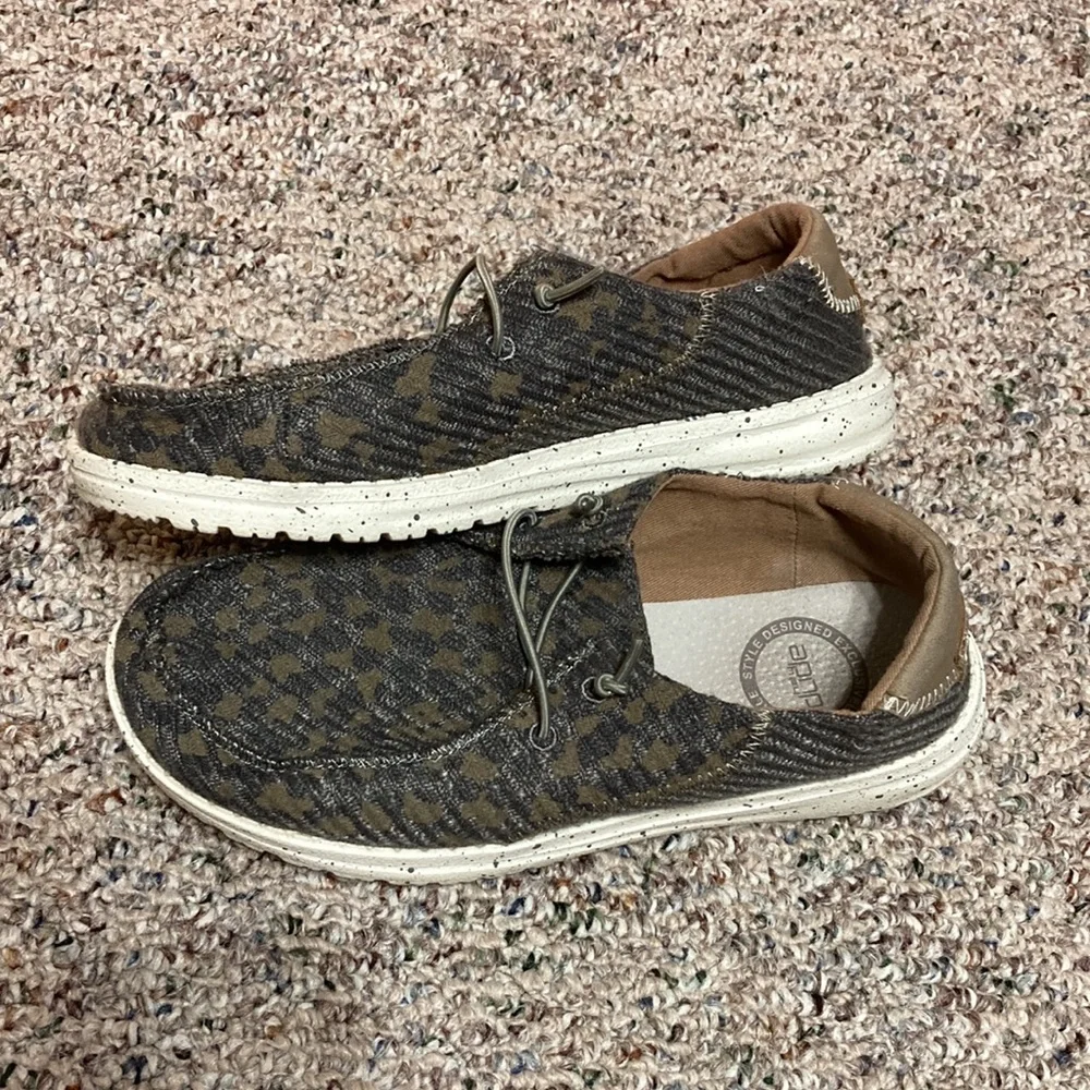 Shoes - Picture 3 of 5